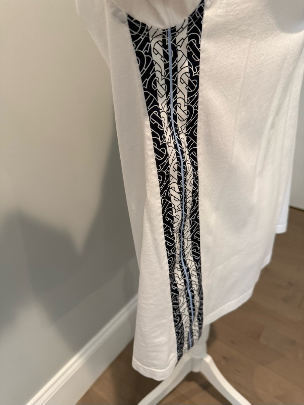 💯 % AUTHENTIC BURBERRY TEE SHIRT - Picture 4 of 11